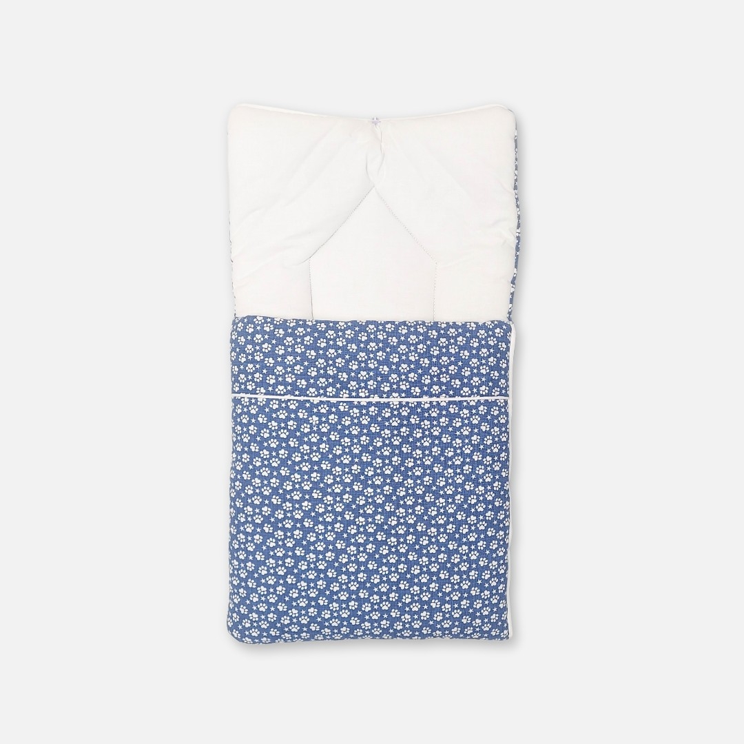 20260711_171527 (5) A premium newborn convertible carry nest sleeping bag featuring a blue exterior print with white stars and paw prints, a soft off-white cushioned interior, and a convertible zippered hood accented with cute dark blue 3D ears.