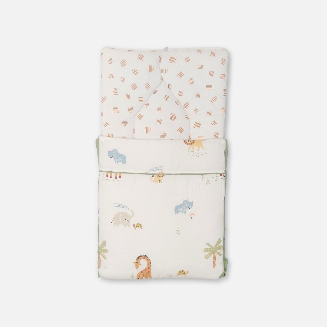20260711_171527 (8) A convertible cream-colored baby carry nest featuring a pastel safari animal print with elephants, giraffes, and lions, showing both the open rectangular bedding layout and the zipped hooded setup with fabric ears.