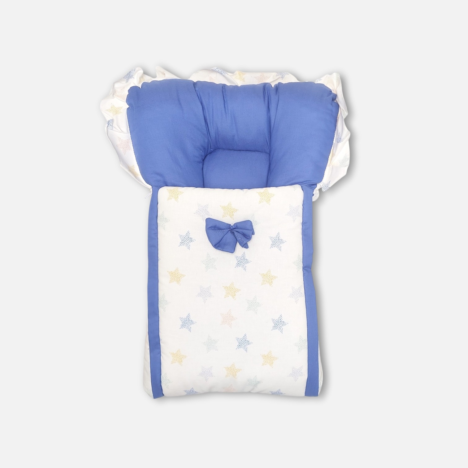 20260713_183419 (16) White baby carry nest and sleeping bag decorated with pastel blue and yellow star prints, featuring a solid blue cushioned headrest, ruffle-trim hood, and a decorative blue bow.