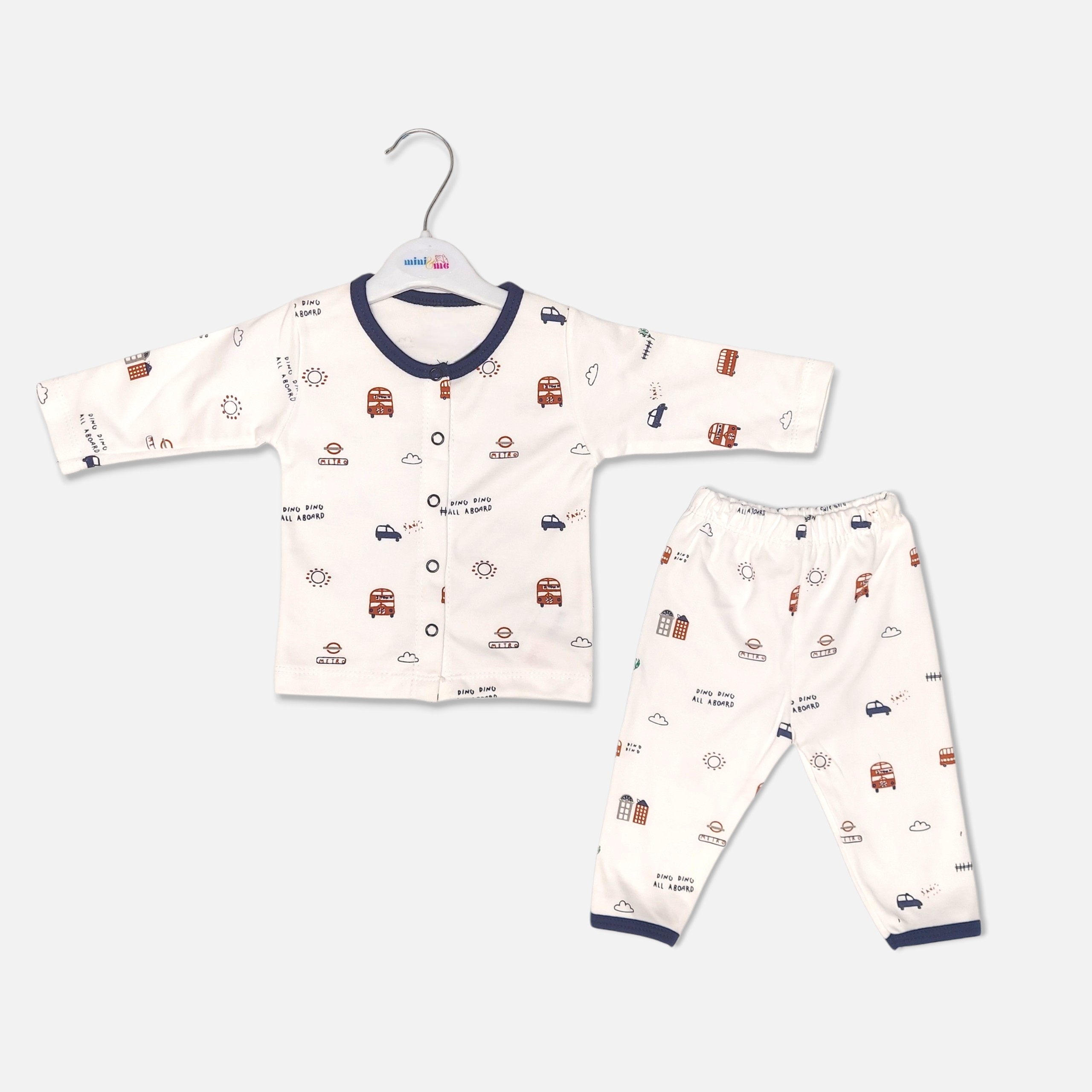 20260713_192138 (2) Unisex white cotton baby nightwear set from Mini and Me featuring a long-sleeve button-down shirt and matching pants with a London transport theme print including double-decker buses and cars.