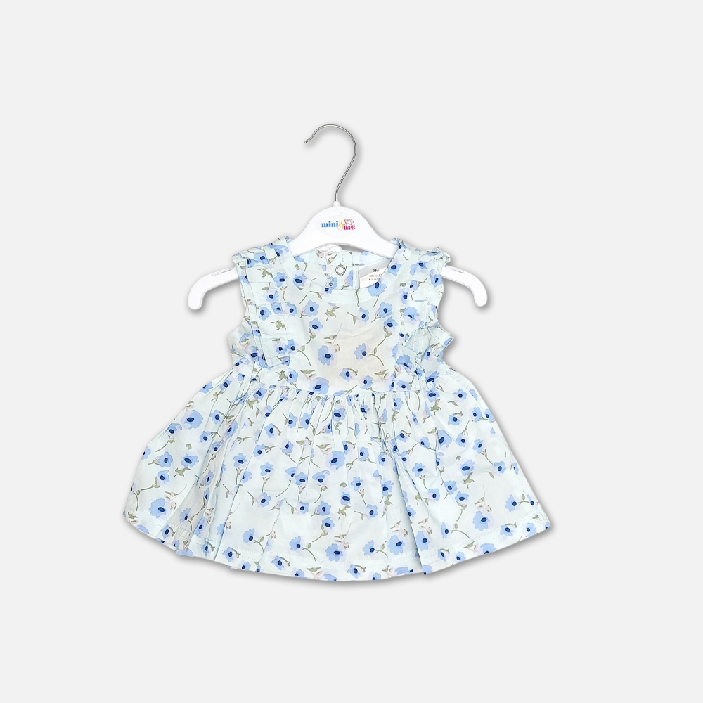 girlsSuit13121-3 A premium three-piece summer clothing set for baby girls featuring a sleeveless flared cream frock with a blue floral print and shoulder ruffles, paired with pastel lilac leggings and a matching knotted bow headband, displayed on a white hanger.