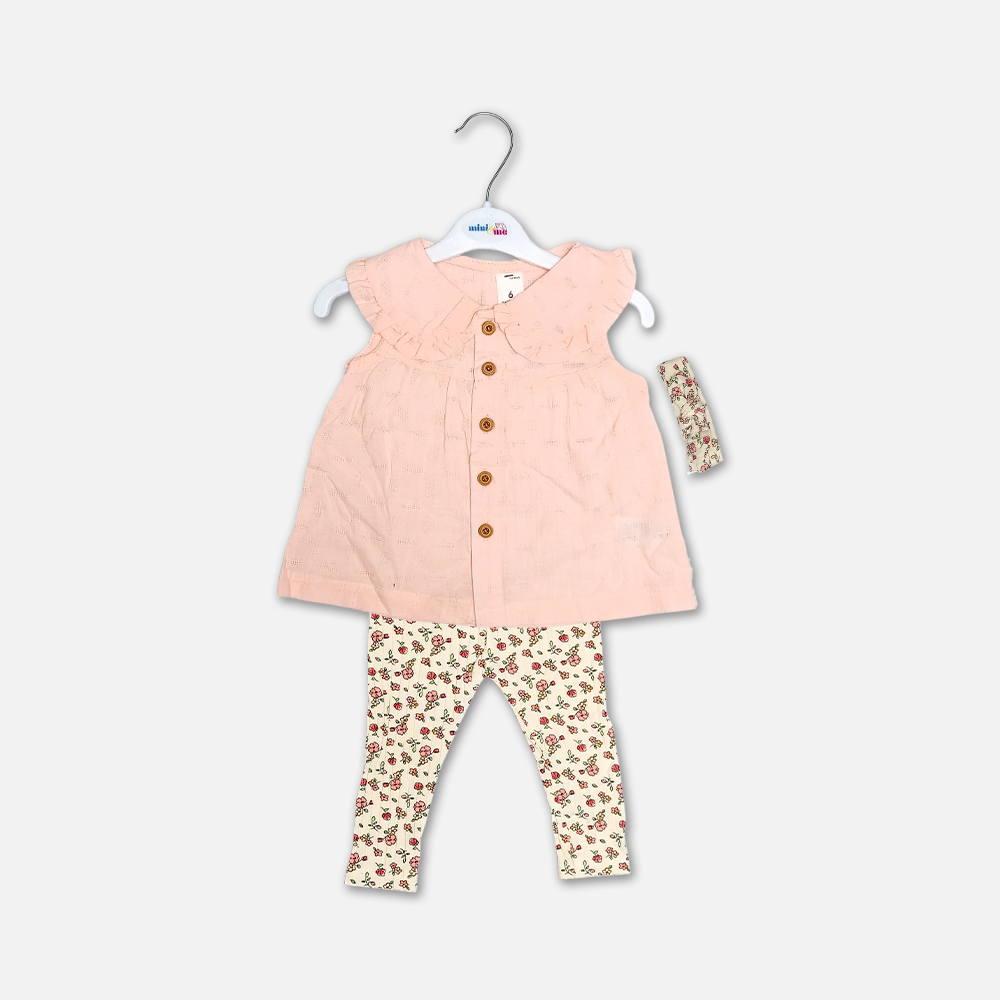 girlsSuit13125-2 A premium three-piece summer clothing set for baby girls featuring a sleeveless pastel pink button-down top with a ruffled Peter Pan collar and wooden buttons, paired with cream-colored leggings in a red floral print and a matching knotted bow headband, displayed on a white hanger.